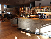 Bar „neun 10“ in der Lobby  der Werdenfelserei (©Foto: Martin Schmitz)